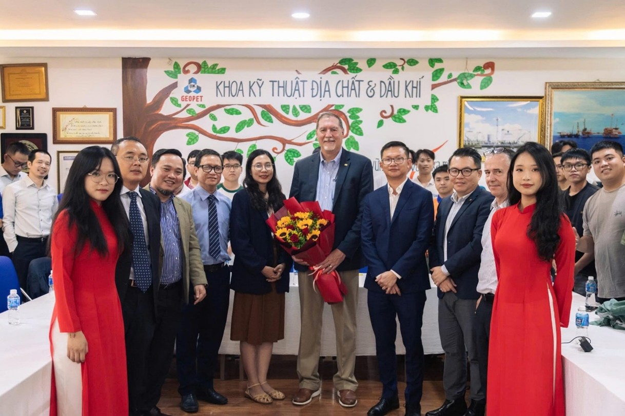 2024 SPE President Terry Palisch, center, with professors and students from the Faculty of Geology and Petroleum Engineering, HCMUT.