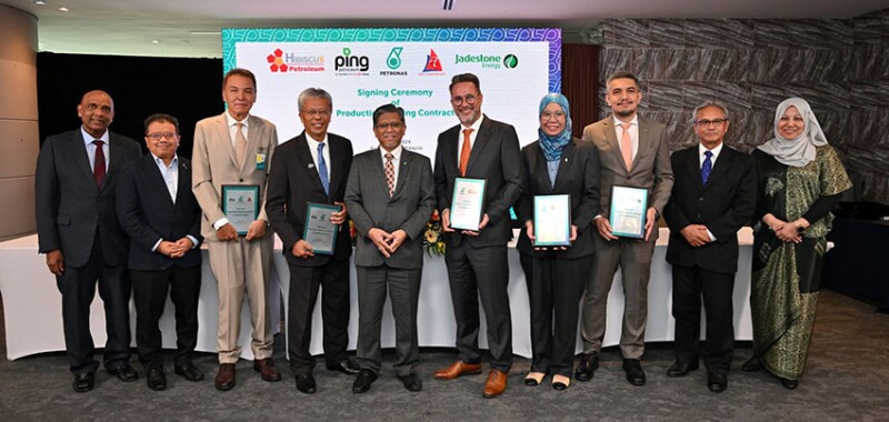 SVP of MPM, Petronas, Datuk Ir. Bacho Pilong (5th from left) with signatories and representatives from PCSB, Hibiscus Oil & Gas Malaysia Limited, Ping Petroleum, Duta Marine, and Jadestone Energy at the signing of DRO PSCs marketed under the MBR+ Round 1.
