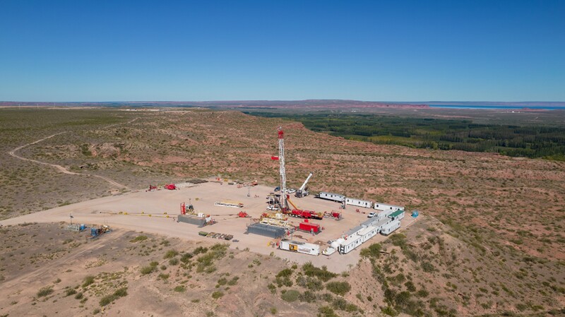 Pulling equipment. Oil well maintenance in Vaca Muerta (Argentina).