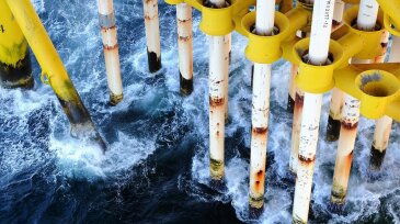 Subsea risers connecting to the platform