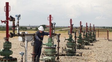 Integrating the right surface lubricator and digital controller in a gas lift system