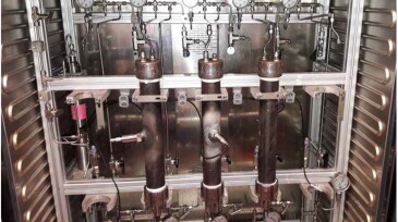 The multiplug setup, which allows simultaneous curing of up to five 0.38m-long, 2″ diameter cement plugs under downhole conditions. The plugs are subsequently tested individually to evaluate their sealing performance.