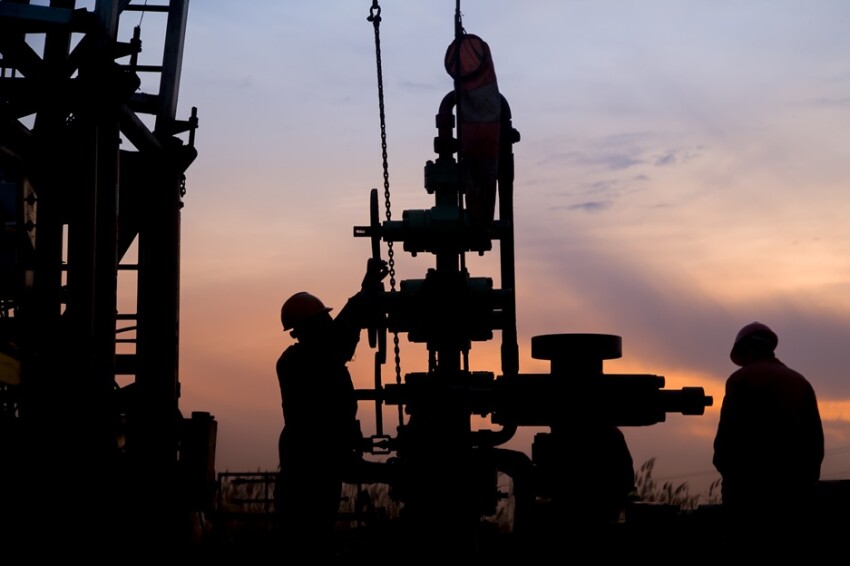 oil field, the oil workers are working