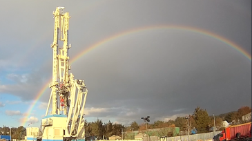 Geothermal drilling rig with rainbow