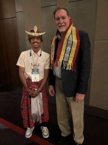 TIMOR APOGCE DINNER TERRY RECEIVES TRADITIONAL TIMORESE TAI FROM PONCIANO - 1.jpeg
