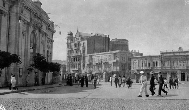 Street scene along Neftchilar (petroleum worker) Avenue, 1918-1920. Source: Public domain/Ariel Varges.