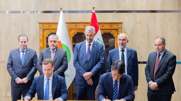Maksym Mustafin, the CEO of Ukrzemresurs, signs an agreement to take over the contract for developing the Akkas field at a signing ceremony attended by Oil Minister Hayyan Abdulghani and other oil ministry leaders in April.