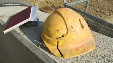 zerbrochener Bauhelm