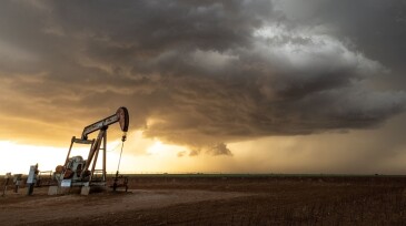 Beautiful shot of an oil well under the cloudy sky in Texas, USA