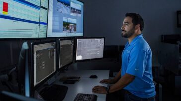 jpt-2019-6-marathon-oil-eagle-ford-control-center-hero.jpg