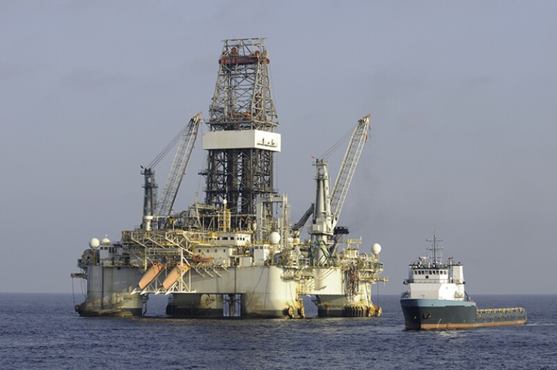 Deepwater DP drilling platform with supply vessel