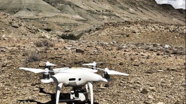 twa-2019-04-drone-studying-deltaic-outcrops.jpg