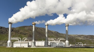 4 steel chimneys with steam from geothermal energy