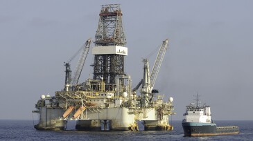 Deepwater DP drilling platform with supply vessel