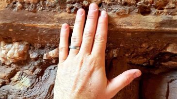 twa-2019-09-ybs-billion-years-below-my-hand.jpg