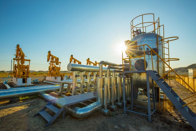 Oil pump and pipeline