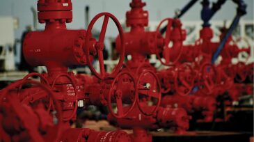 jpt-2016-04-shale-completions-hero.jpg